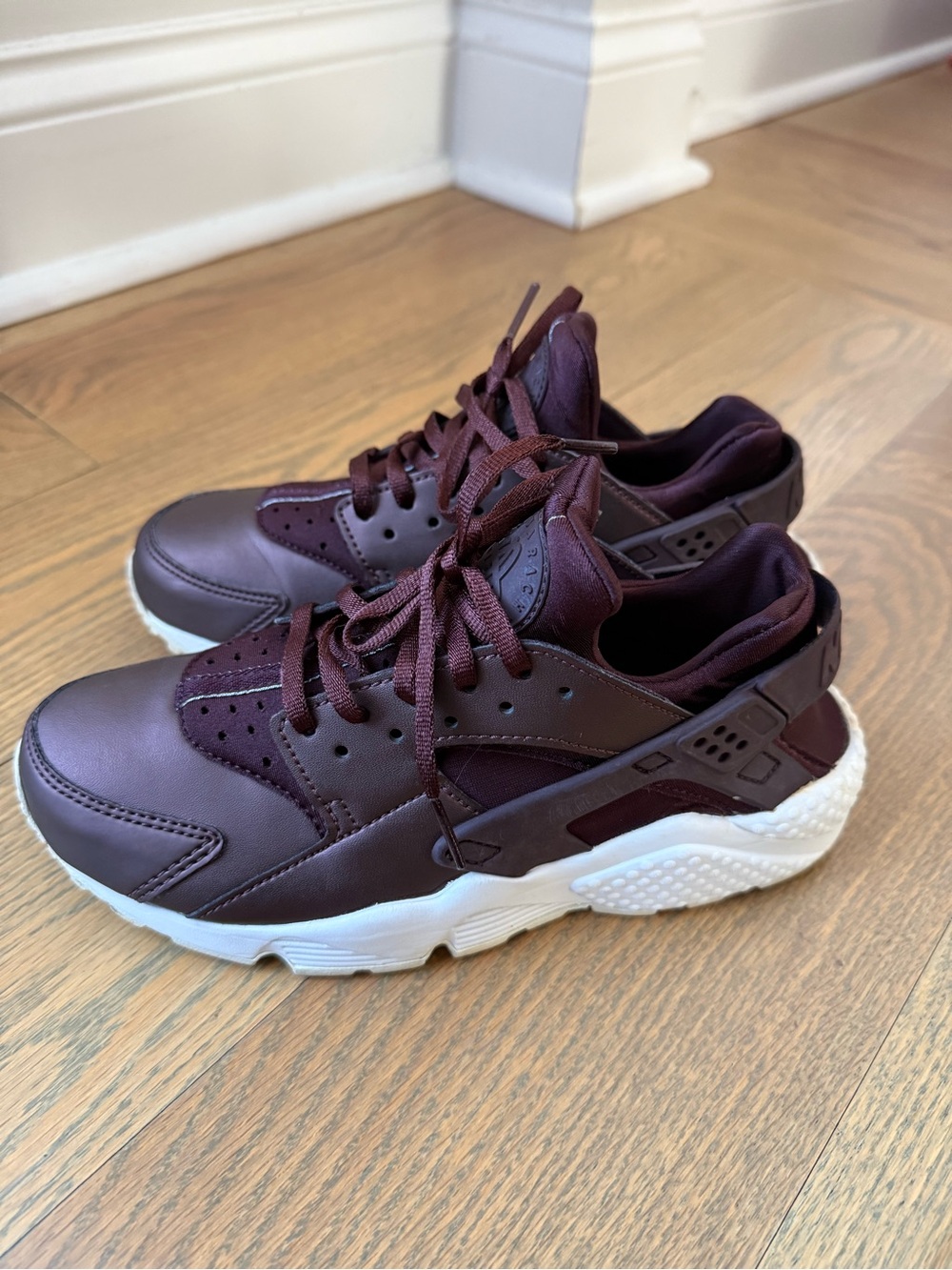 Nike Air Huarache sneakers in burgundy and white, size US 6.5 #huarache